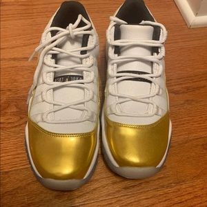 Jordan 11 low top retro gold 6y